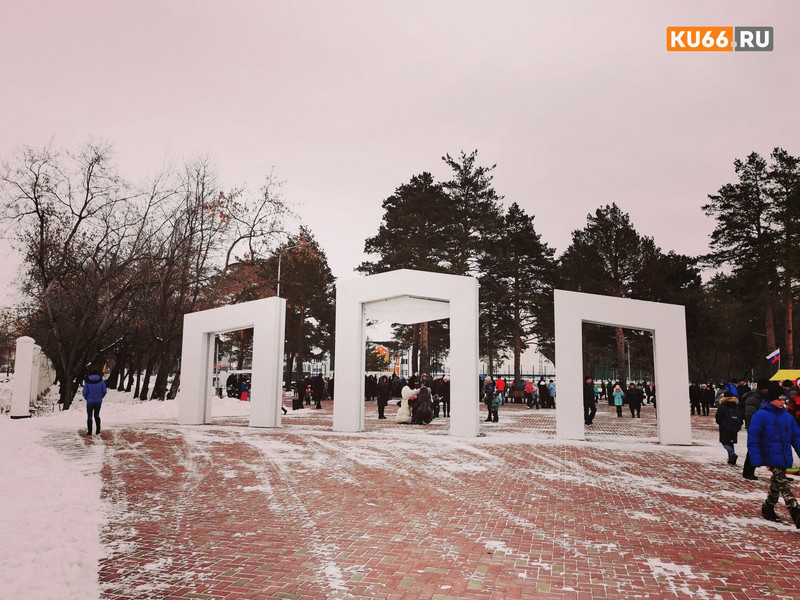 Как отмечали годовщину городского парка «Космос» в Каменске-Уральском: пятьсот жителей попробовали торт и смотрели на фейерверк Как отмечали годовщину городского парка «Космос» в Каменске-Уральском: пятьсот жителей попробовали торт и смотрели на фейерверк