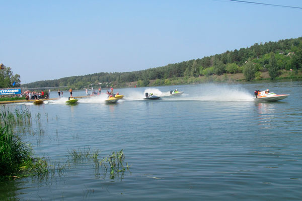 Каменск-Уральский сдаёт экзамен: в городе впервые за десять лет проходит Кубок России по водно-моторному спорту. Борьба нешуточная!