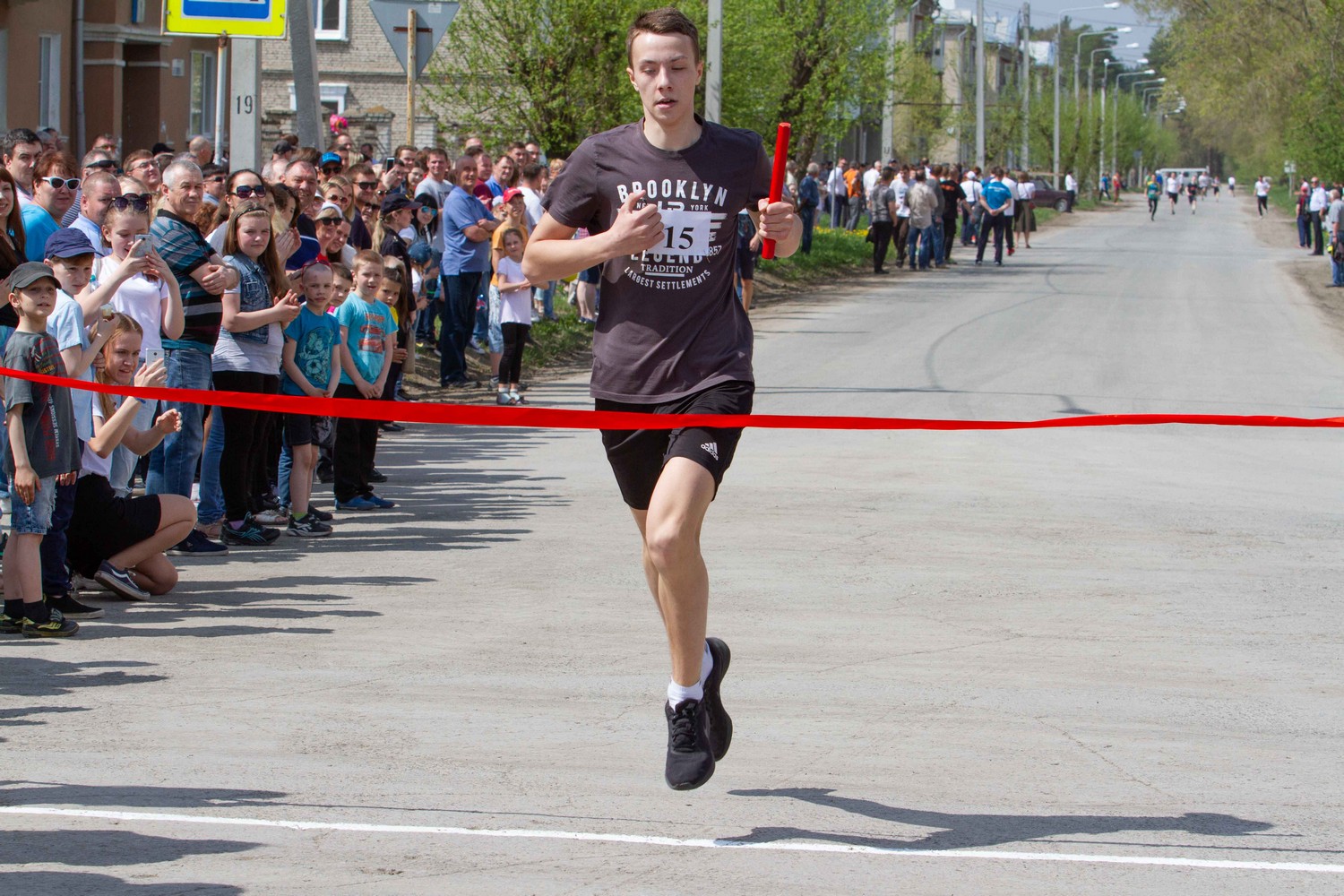 Традиционная эстафета, посвященная Дню Победы, стартовала с площади Трубников в Каменске-Уральском. Кто прибежал первым?