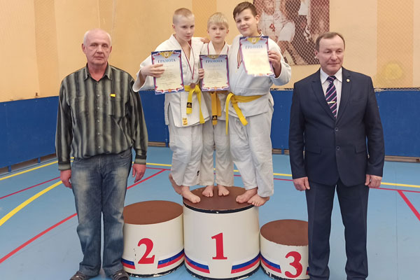 Юные спортсмены из Каменска-Уральского завоевали две золотые и одну серебряную медали в соревнованиях по дзюдо