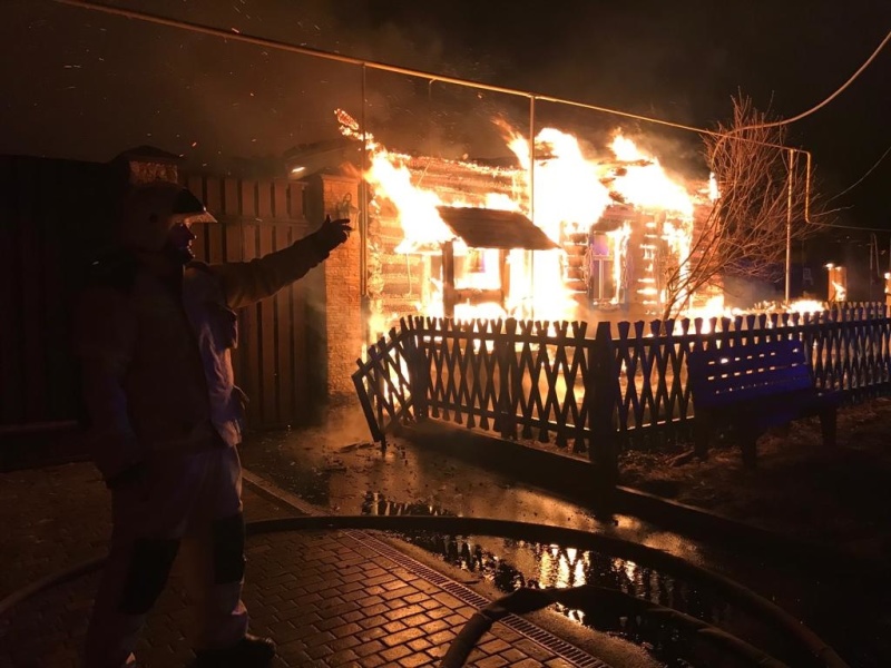 Ночью в деревне под Каменском-Уральским сгорела баня Ночью в деревне под Каменском-Уральским сгорела баня