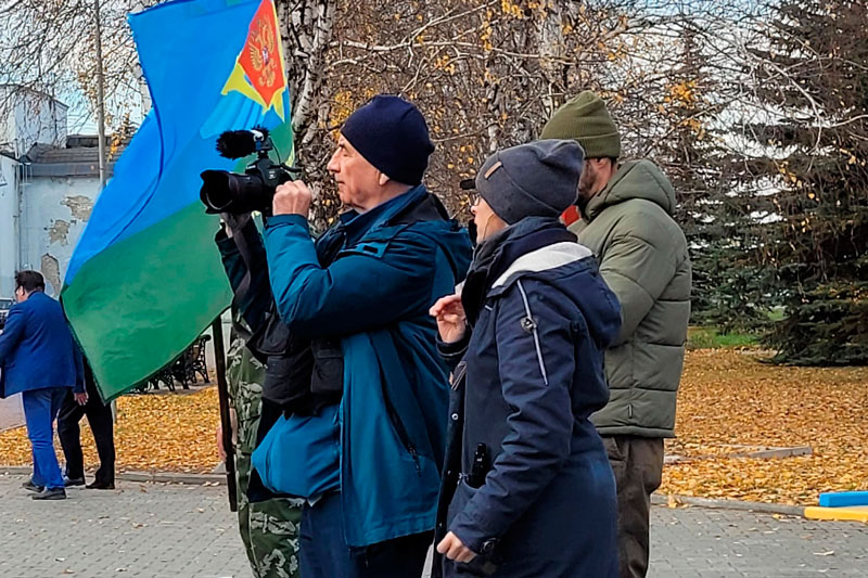 Администрация Каменска-Уральского и СМИ негативно отреагировали на визит немецких журналистов во время похорон героя СВО Администрация Каменска-Уральского и СМИ негативно отреагировали на визит немецких журналистов во время похорон героя СВО