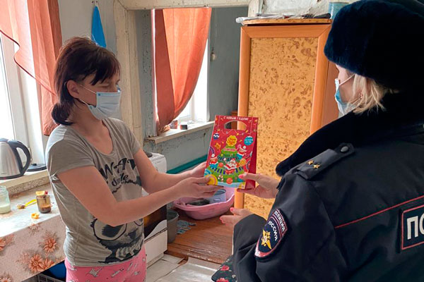 Детям — подарки, родителям — правила безопасности: полицейские обходят семья Каменского района, состоящие на профилактическом учете