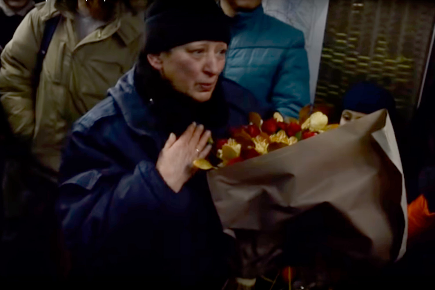 Семья, переехавшая из Каменска-Уральского в Подмосковье, организовала флешмоб — сотни людей поздравили контролера жд-станции с днем рождения