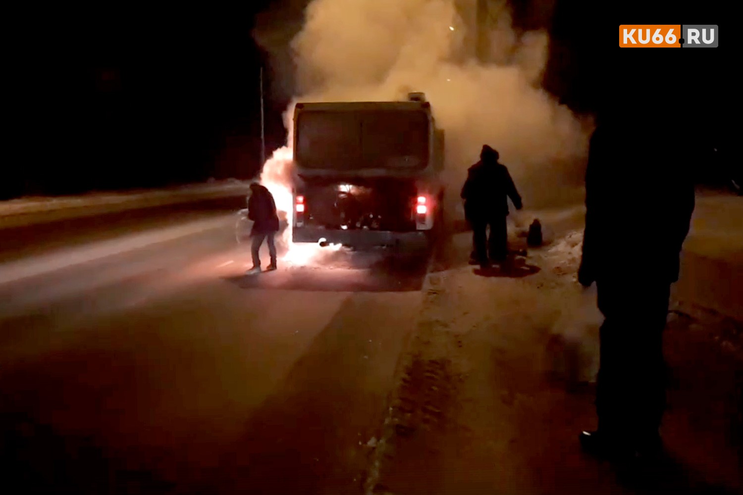 «Есть справедливость на свете?» Водителя, спасавшего вспыхнувший на ул. Кадочникова в Каменске-Уральском автобус, попросили уволиться...