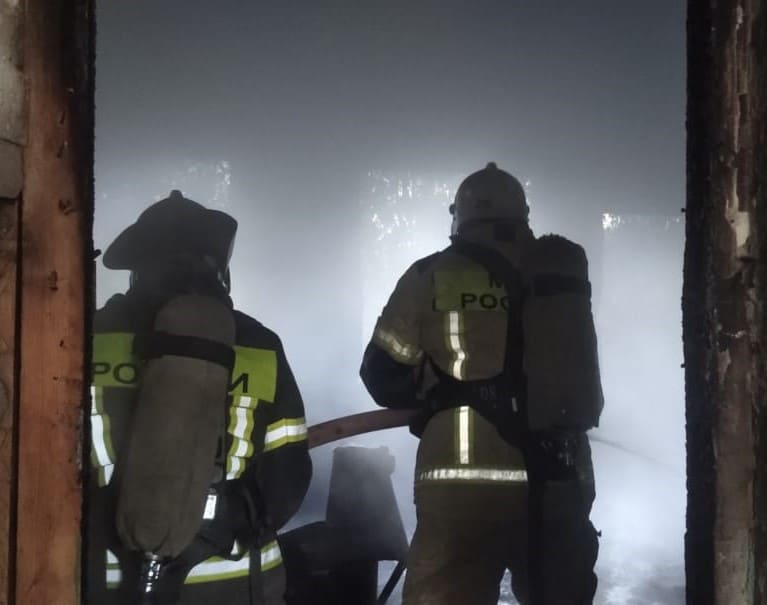 Два пожара за сутки: огонь повредил крышу и гараж в Каменске-Уральском | В Каменске-Уральском и районе за сутки зафиксированы два пожара