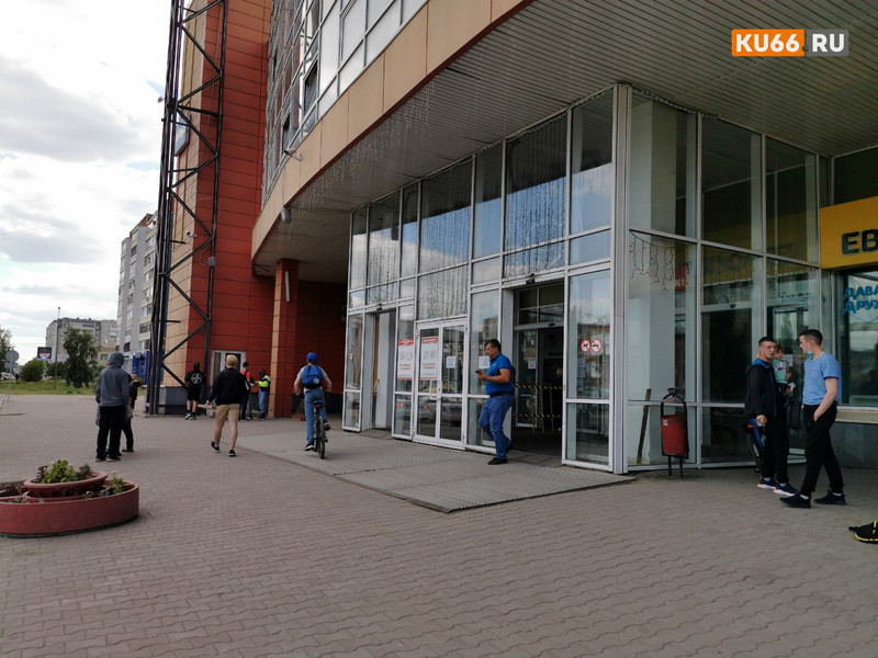 В ТЦ «Мегамарт» в Каменске-Уральском разделили потоки входящих и выходящих — люди не привыкли, путаются. А «Глория Джинс» работает уже давно