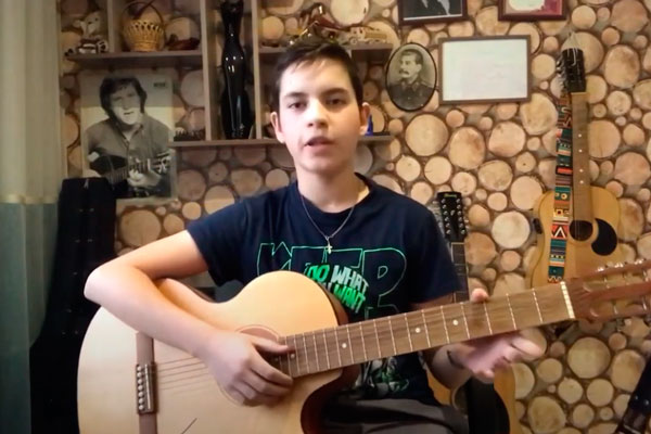 Юноша из Каменска-Уральского, исполняющий песни Высоцкого, поучаствовал в «крутом» концерте. Поможем мальчишке достичь мечты!