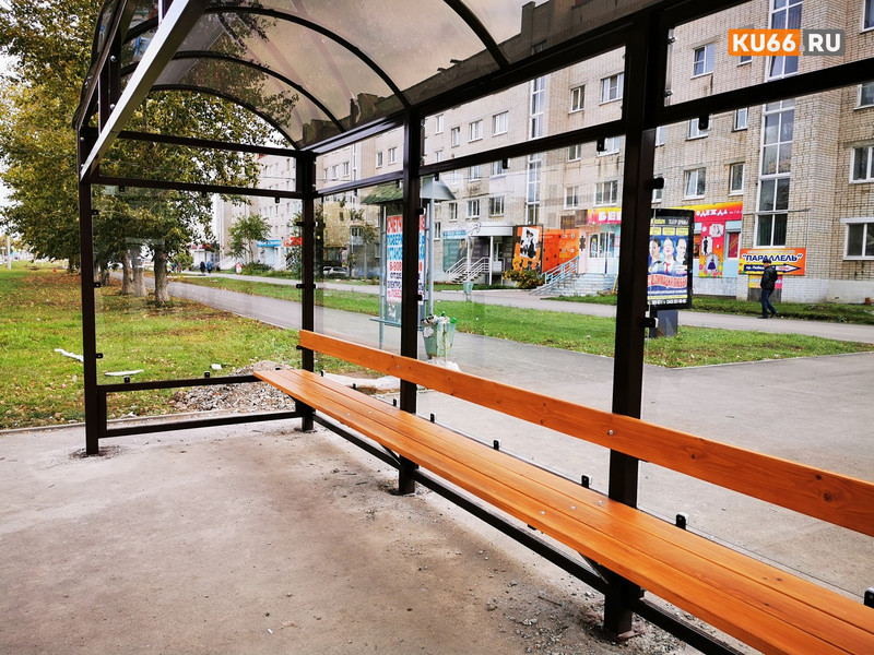 Ждать транспорт здесь — то еще испытание: жители Каменска-Уральского осуждают новые остановки у школы № 31 и у Выставочного зала