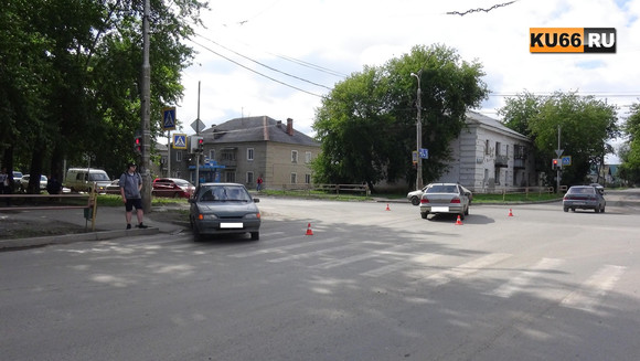 В понедельник утром в Каменске-Уральском в ДТП пострадала водитель ВАЗа. ФОТО