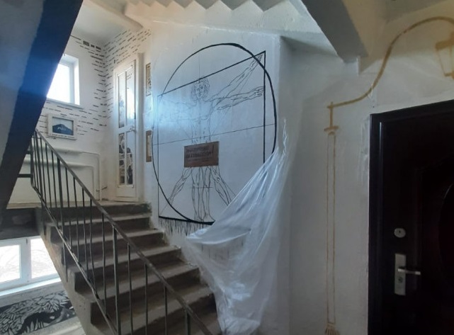 Начался ремонт в самом художественном подъезде Каменска-Уральского - коммунальщики приступили сразу, как авторы укрыли свои картины