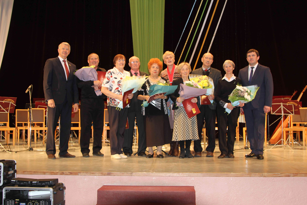 «Нам есть чему у вас учиться», - признался мэр Каменска-Уральского, поздравляя ветеранов с Днем пожилых людей и вручая им благодарности