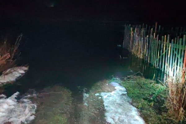 Жителям удаленной территории Каменска-Уральского посоветовали экстренно покинуть дома – вода в Исети поднялась, уже затоплены огороды