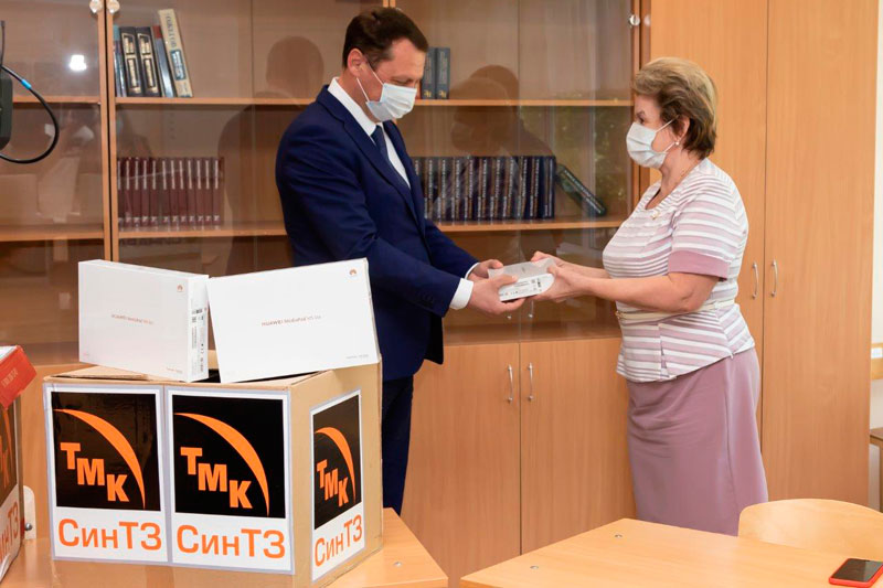 СинТЗ передал семи школам Каменска-Уральского планшеты в преддверии Дня защиты детей