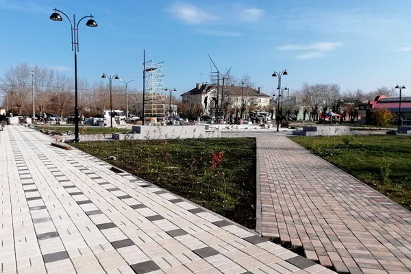 Трава взошла, саженцы тоже, идет облицовка. Благоустройство территории у ДК «Современник» в Каменске-Уральском все ближе к завершению