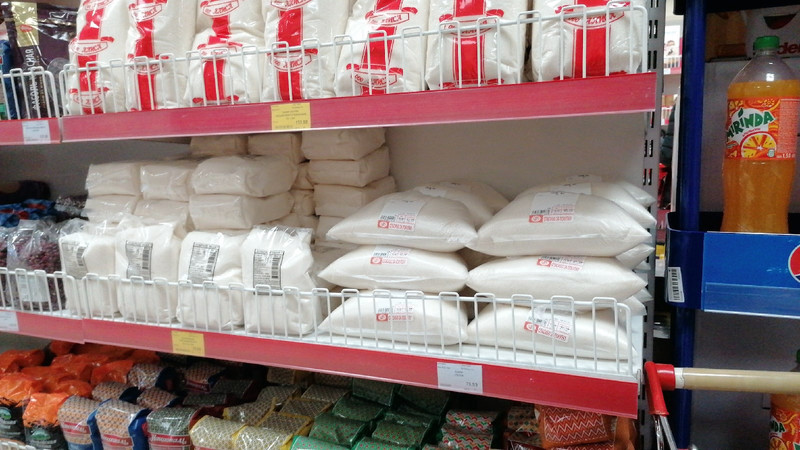 Каменцы искусственно создают ажиотажный спрос на сахар, сметая его с полок. Чиновники удивляются и просят людей образумиться