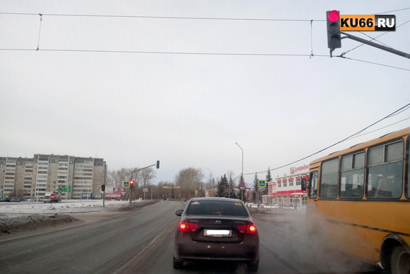 Запуск светофора разделил жителей Каменска-Уральского на два лагеря: одни считают проект удачным, другие принимают новинку «в штыки»