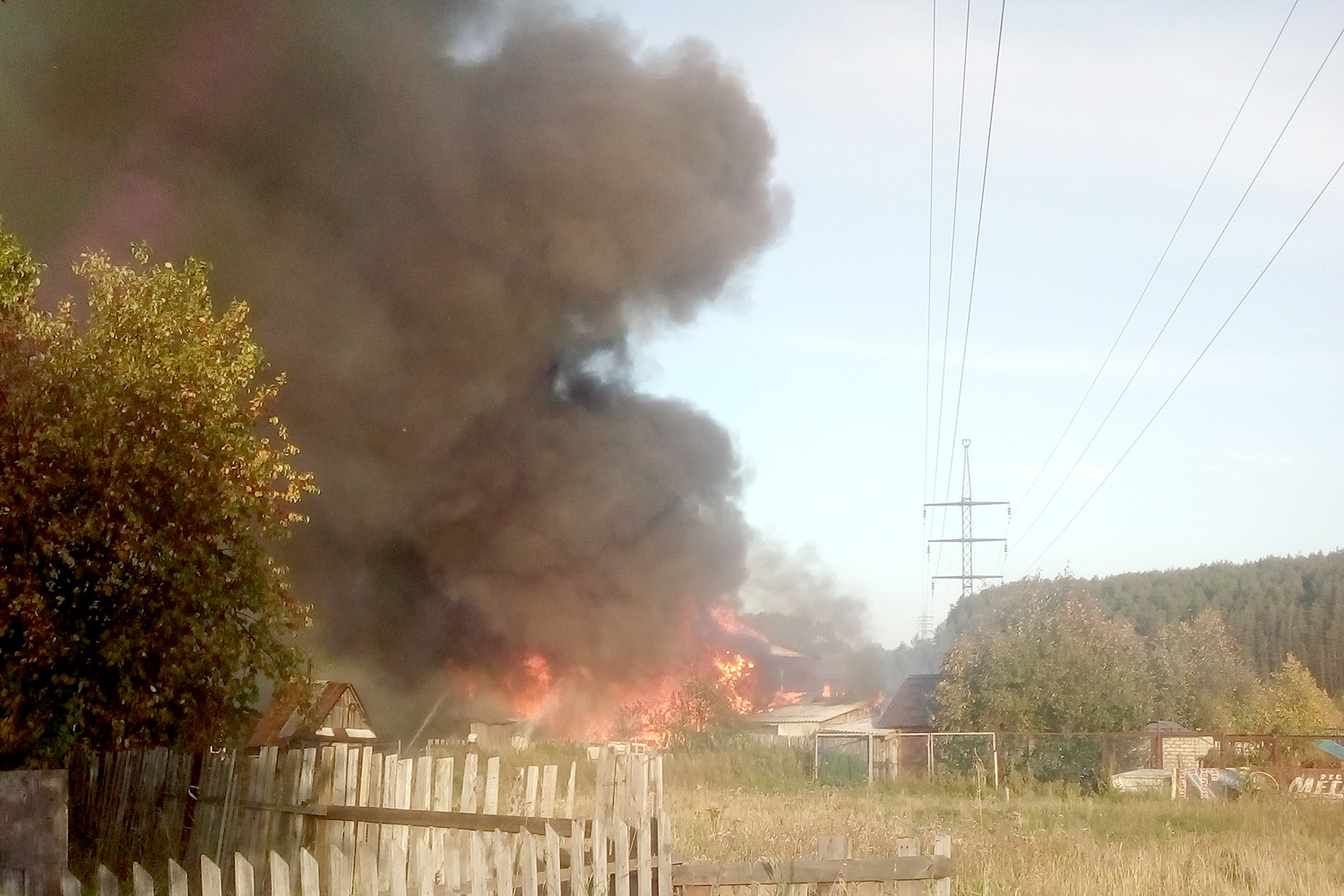 Накануне под Каменском-Уральским сгорел частный жилой дом и баня. ВИДЕО