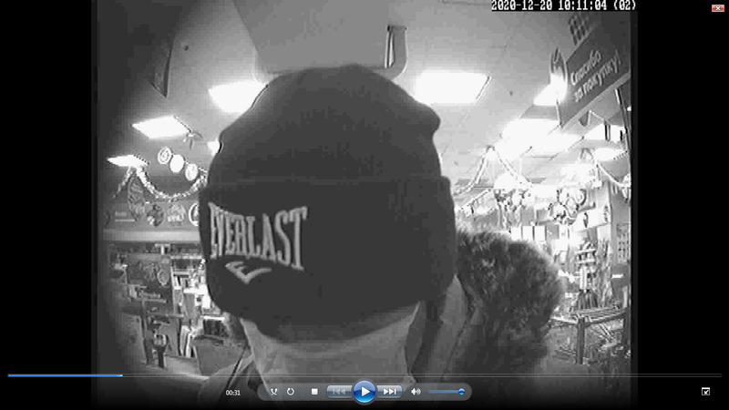 Мужчина в Каменске-Уральском целый день ходил по банкоматам и снимал с чужой карты деньги — обналичил 34 тыс. руб. Смотрите, кто это