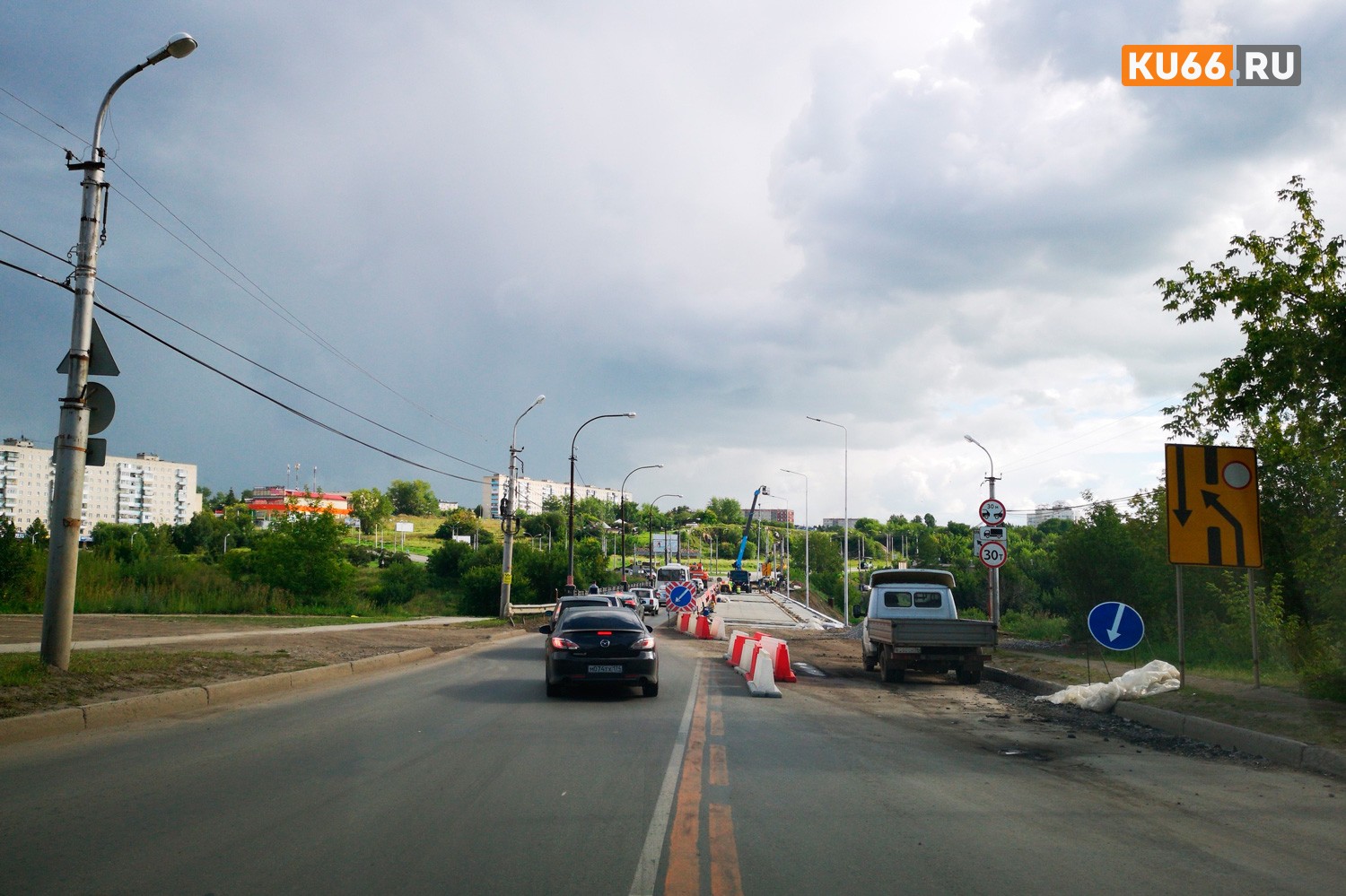 У подходов к Байновскому мосту срежут асфальт, чтобы уложить новый. «Как только ситуация выйдет из-под контроля, примем другое решение»