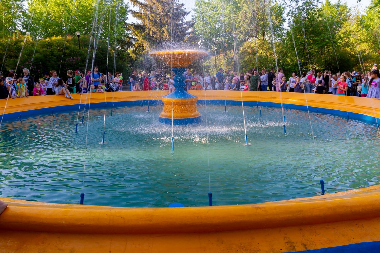 Апогеем праздника стал запуск фонтана: в парке культуры и отдыха СинТЗ в Каменске-Уральском отметили День защиты детей