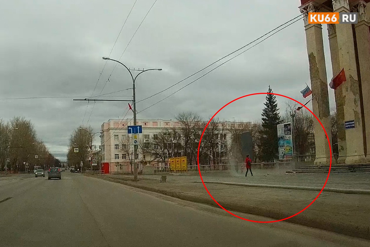 В Каменске-Уральском на головы прохожим свалилась штукатурка из-под крыши дворца культуры. «Чудом успели отскочить!». ВИДЕО