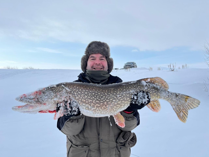 Рыбак из Каменска-Уральского поймал в Исети огромную щуку