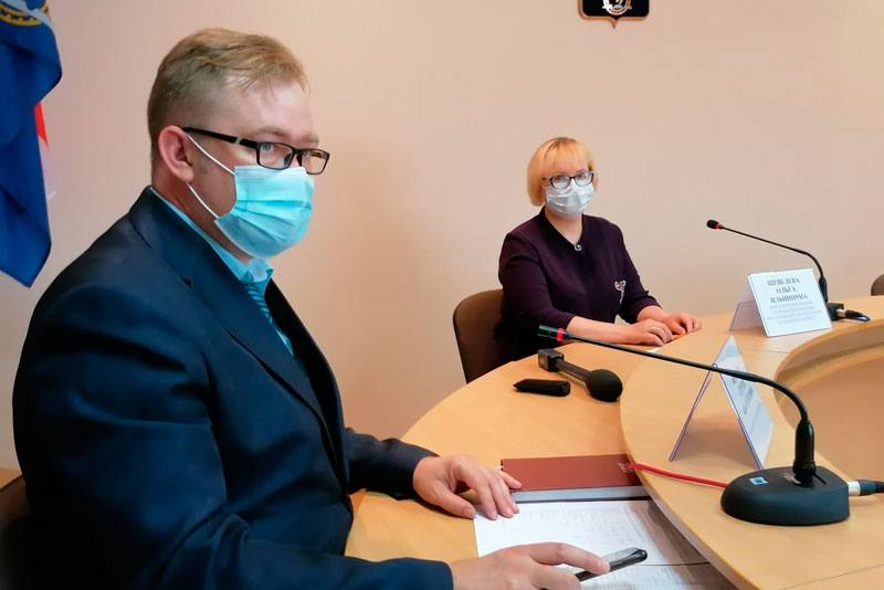 «Вирус гуляет внутри города»: в Каменске-Уральском добавился еще один заболевший COVID-19, но масками и антисептиками пользуется меньшинство