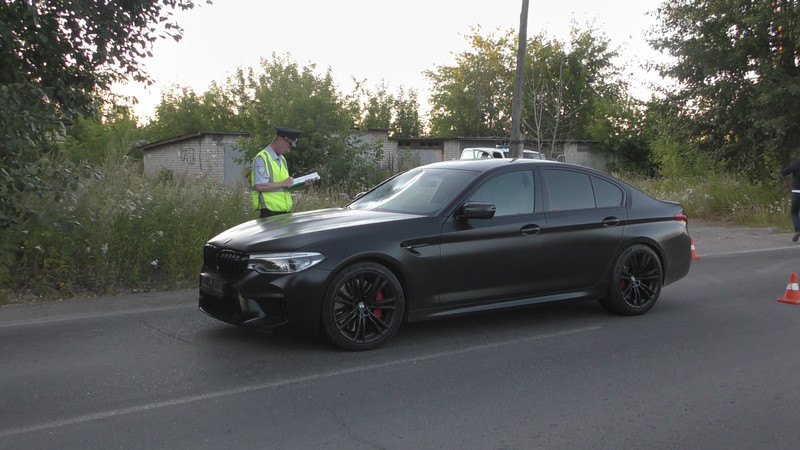 Водитель за рулем BMW сбил мужчину на улице Войкова в Каменске-Уральском — тот решил перебежать...