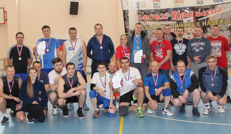 У кого что, а у работников УАЗа в Каменске — прошло первенство по волейболу, впереди — состязания по плаванию на заводской спартакиаде