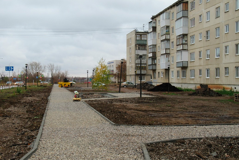 Кроме тротуара сделают дорожки: на аллее вдоль ул. Пушкина завершается процесс благоустройства, хотя жители пока сомневаются