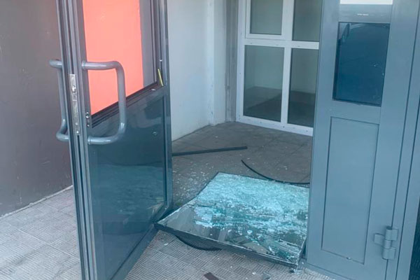 Этой ночью в Каменске-Уральском на ул. Кутузова подростки выбили стекло в двери подьезда. Их лица - на камере видеонаблюдения!