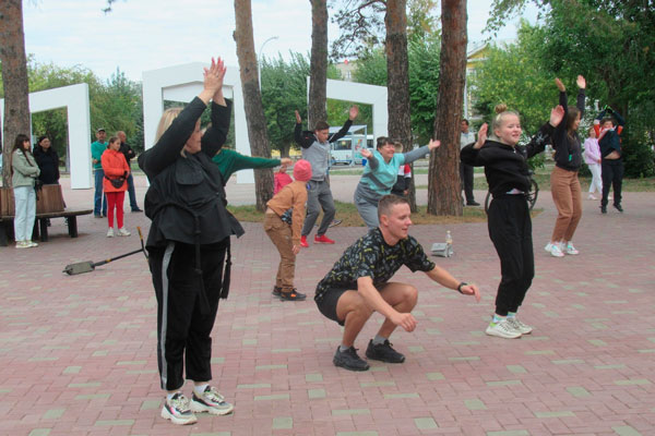 Пожалуй, самая холодная и немногочисленная в этом сезоне зарядка с чемпионом прошла в парке «Космос» в Каменске-Уральском