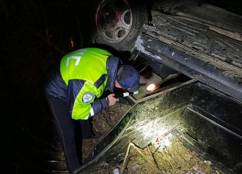В Свердловской области опрокинулся «Mercedes-Benz»  | На Урале опрокинулся «Mercedes-Benz» 