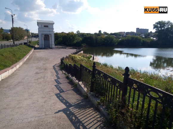 На реке — пустая лодка, много полиции… В Каменске-Уральском нашли утопленника — спасатели вытащили из воды тело 34-летнего мужчины