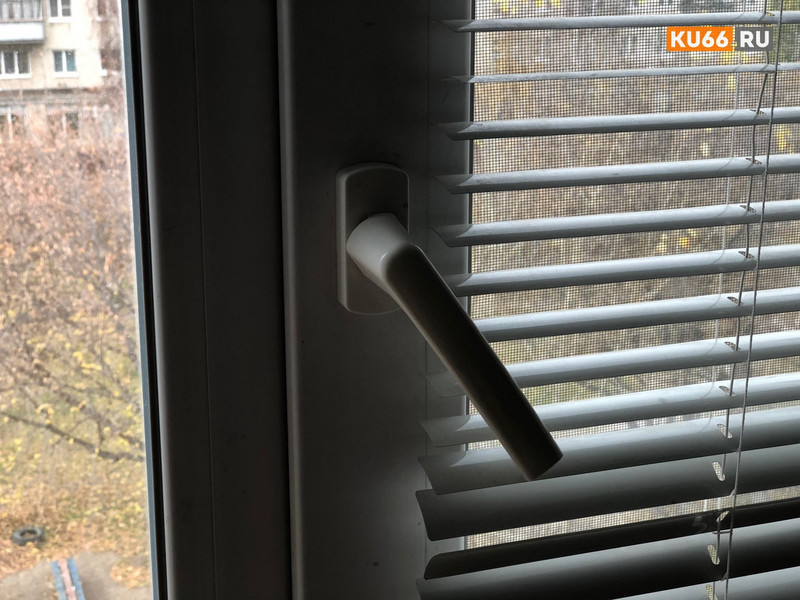 За деньги на содержание и текущий ремонт: в нескольких домах в Каменске-Уральском старые деревянные окна в подъездах заменены на новые