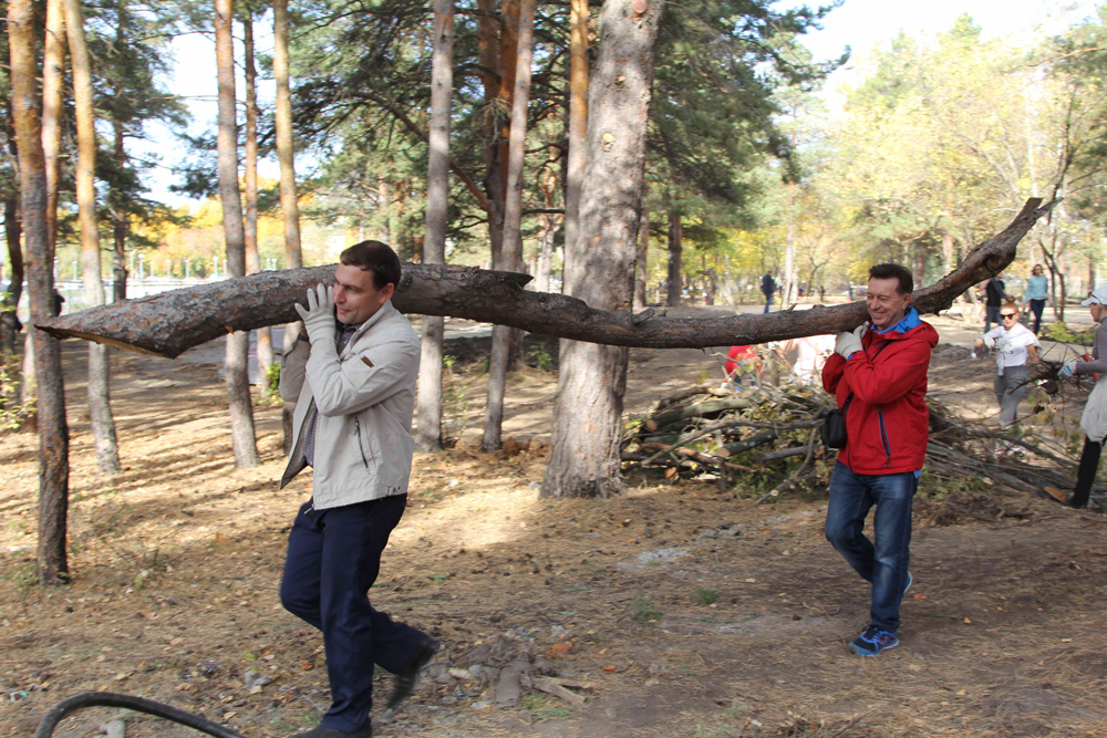 Сотни жителей Каменска-Уральского чистили городской парк от мусора, сухостоя и листвы. За это десантники накормили людей солдатской кашей