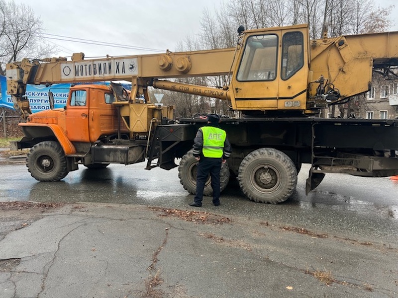 В Каменске-Уральском автокран сбил пешехода на переходе — женщина получила серьёзные травмы | Житель Каменска-Уральского на автокране сбил женщину на пешеходном переходе