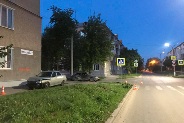 Непредоставление права преимущественного проезда стало причиной ДТП на перекрестке улиц Исетская – Стахановская