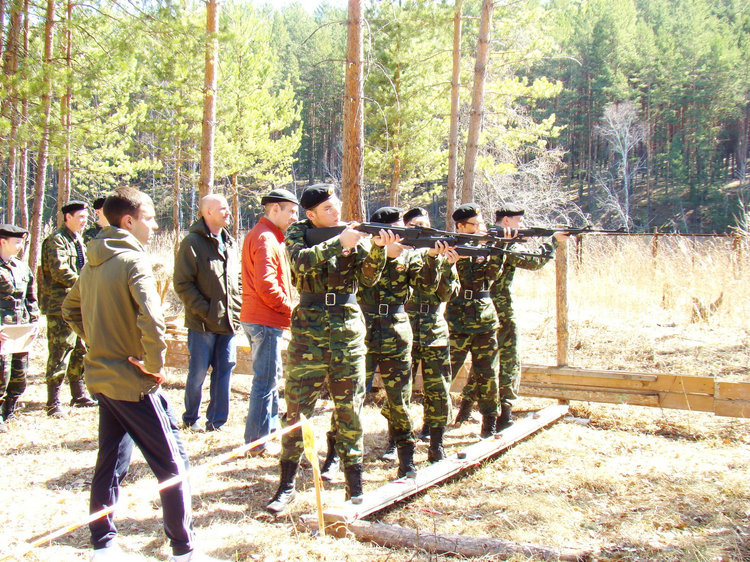 Под Каменском-Уральском собрались юные патриоты со всей области — в рамках «Зарницы» они стреляли из лазеров и показывали свои видеоролики