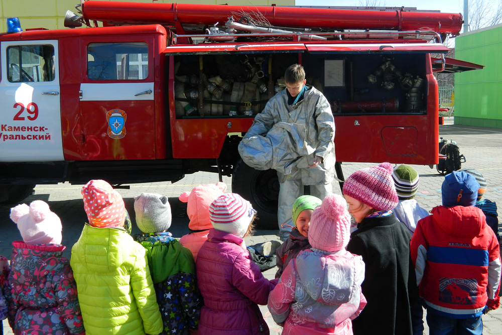 Главное, чтобы не для галочки: огнеборцы пришли в детский сад в Каменске и учили педагогов, детей и их родителей пожарной безопасности