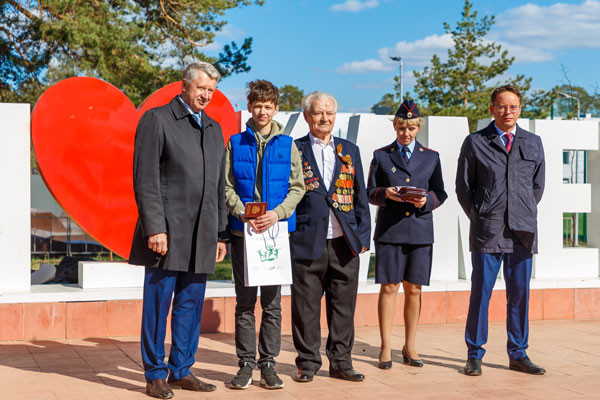 Обещали быть достойными жителями своей страны: в Каменске-Уральском в парке «Космос» перед Днем Победы школьникам вручили паспорта