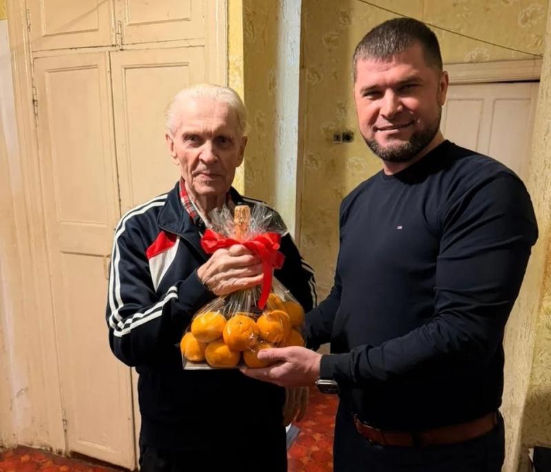 88-летие водителя «УралЗИС-355М» Николая Максимова из Каменска-Уральского: поздравление и история легендарного грузовика | В Каменске-Уральском поздравили ветерана, работавшего на легендарном грузовике