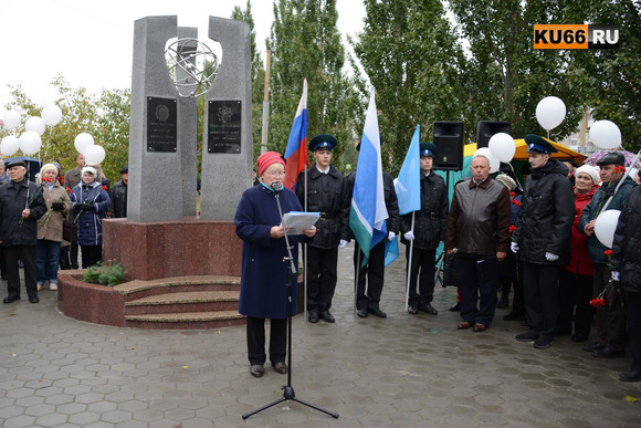 В Каменске состоялся митинг, посвященный 60-летию аварии на ПО «Маяк». Дань памяти приехал отдать областной министр Андрей Злоказов. ФОТО