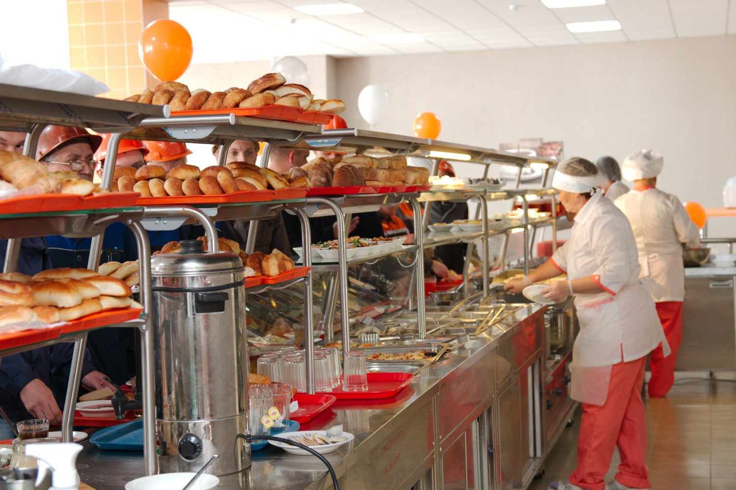 Комфортно и готовить, и обедать: руководство СинТЗ в Каменске-Уральском оценило отремонтированную столовую в трубопрокатном цехе