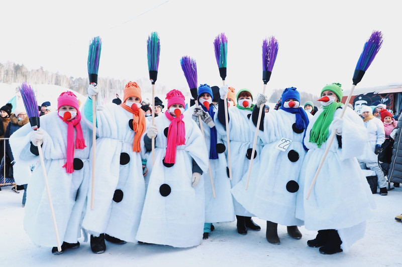 На День снега в Каменске-Уральском собрались больше 400 человек, переодетых снеговиками — организаторы не знали, как выбрать победителей
