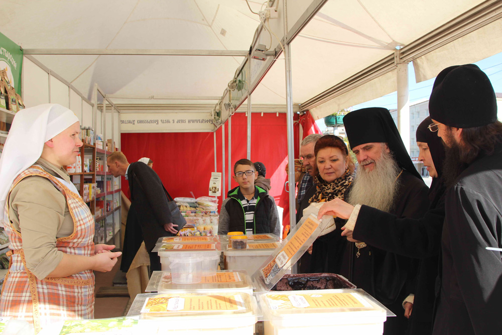 Открылась выставка-ярмарка к Дню памяти небесного покровителя Каменска-Уральского. Рядом с продуктами — передвижной кукольный театр