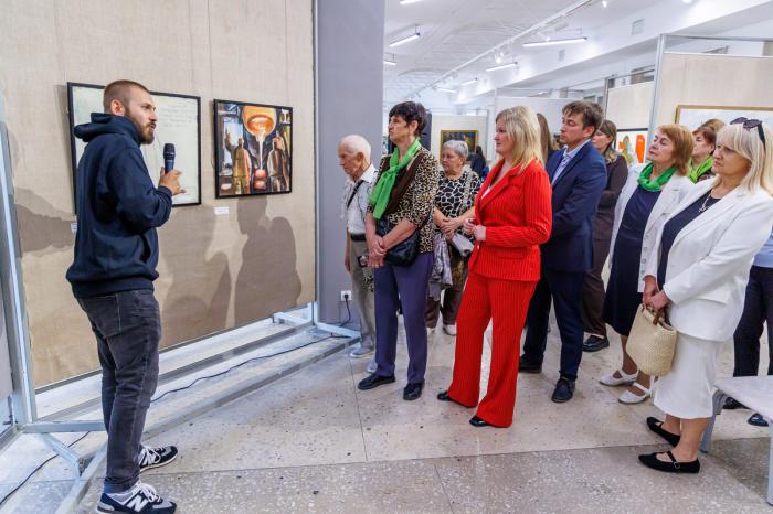 Завод как искусство: СинТЗ открыл художественную выставку о представителях трудовых профессий | СинТЗ открыл художественную выставку о представителях трудовых профессий