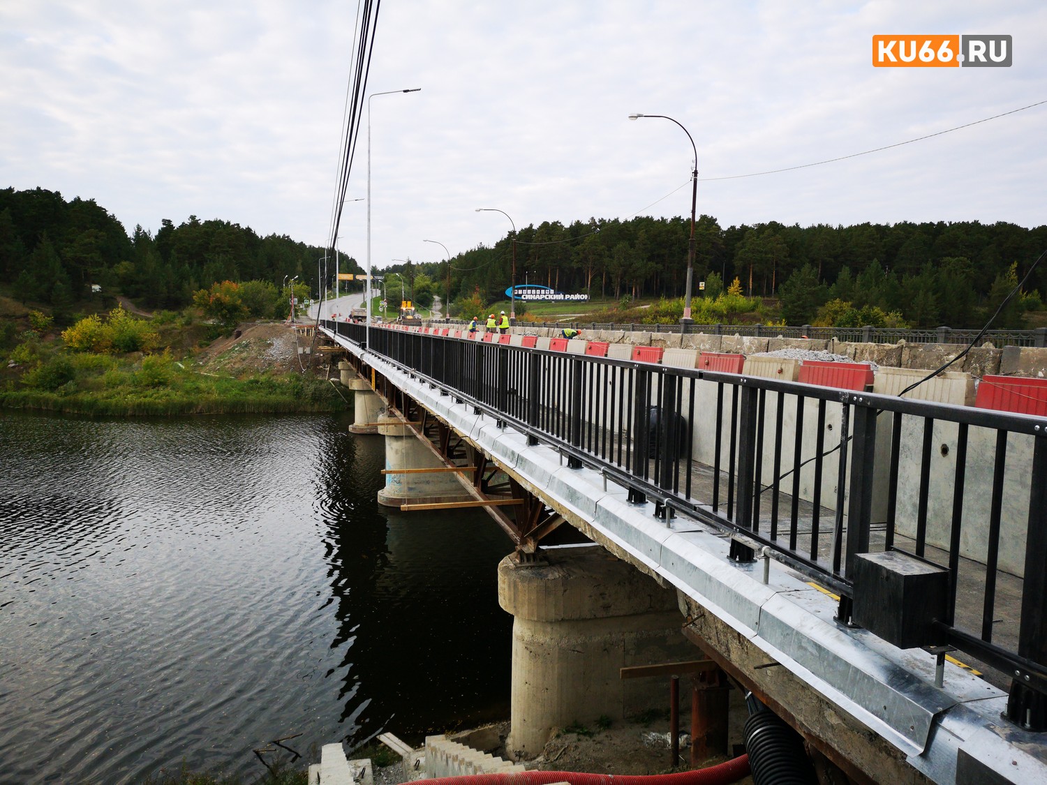 Светофоры будут перепрограммированы, пешеходов пустят на «обновку»: рабочие закончили ремонт перильных ограждений на Байновском мосту!