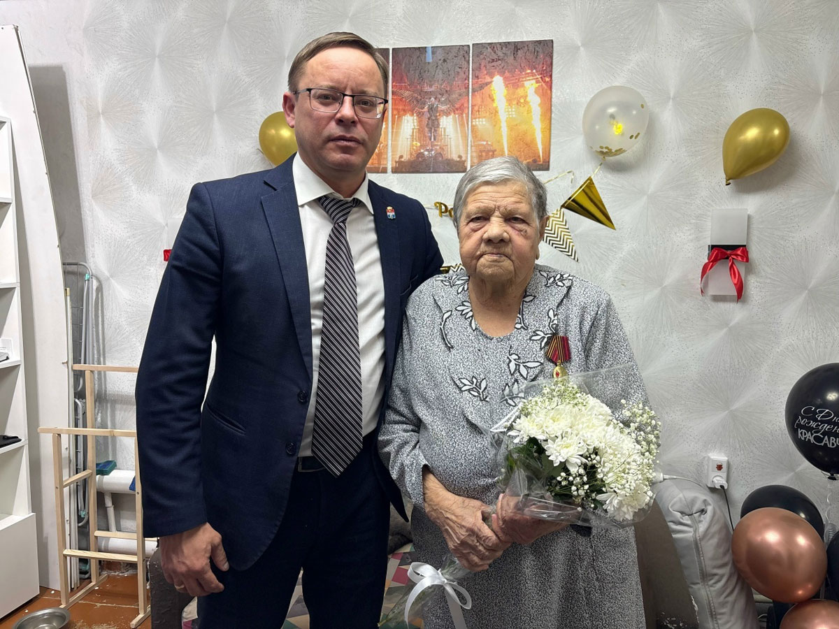 Двух тружениц тыла из Каменска-Уральского поздравили со 100-летием | В Каменске-Уральском две труженицы тыла отметили 100-летний юбилей